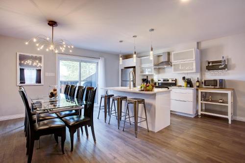 Modern Townhouse with Rooftop Deck in Southwest