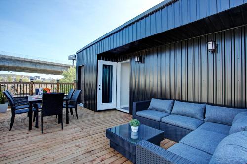 Modern Townhouse with Rooftop Deck in Southwest