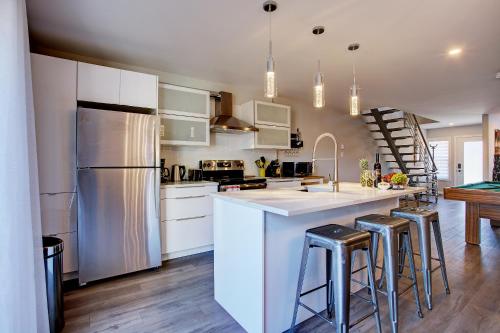 Modern Townhouse with Rooftop Deck in Southwest