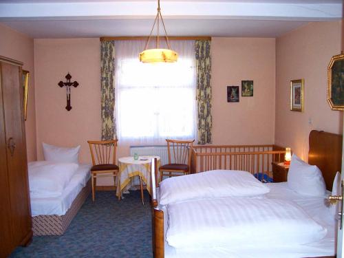 1 queen bed, 1 twin bed