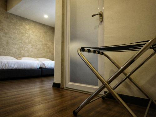Standard Queen Room image 10