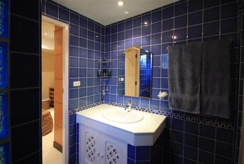 Royal Park Apartments photo