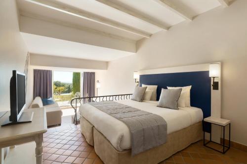 1 queen bed, 1 sofa bed