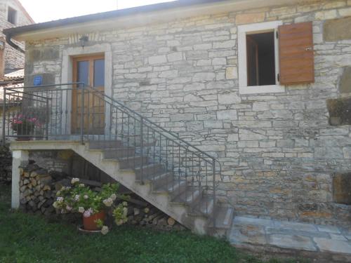  Apartments Oprtalj 877, Ferienwohnung in Oprtalj