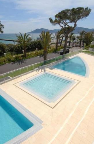 Stunning three bedroom apartment on seafront in Cannes with panoramic sea views 399