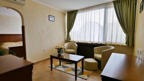 room detail thumbnail 1