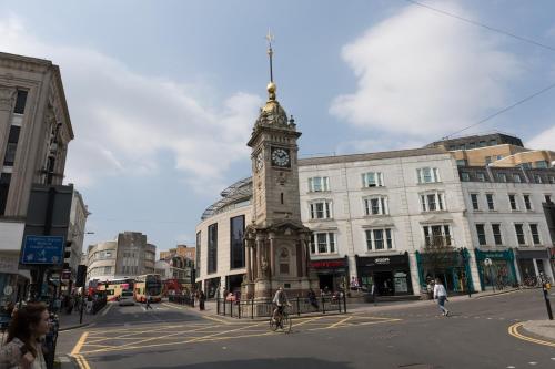 Central Portland Street with FREE Parking - image 4