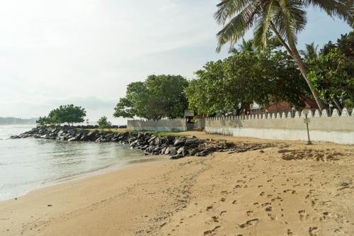 Hotel Dhammika - Tap to explore photos