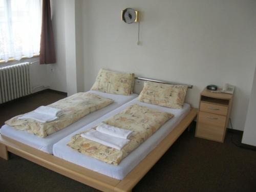 2 twin beds