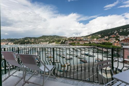 Deluxe Double Room with Balcony and Sea View