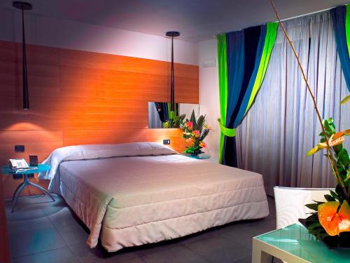1 queen bed, 1 twin bed