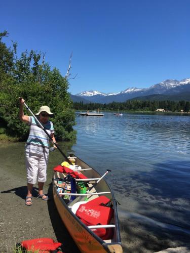 Mountainview 1 bedroom suite, king bed, walk to Village, WIFI, parking, ski & bike storage, lake & beach nearby, Joffre Lakes, golfing, horseback riding, biking, hiking, canoeing, jet boating, Nairn Falls, Beer Farmers & North Arm Farm