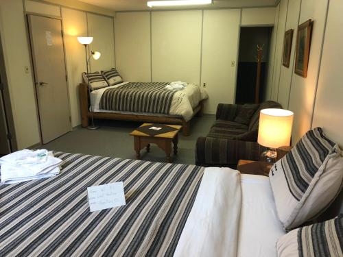 2 queen beds, 1 sofa bed