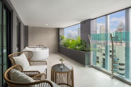 Balcony/terrace, Solitaire Bangkok Sukhumvit 11 in Sukhumvit