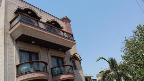 A Hotelcom Enkay Residency Jcm Cyber City Guest House - 