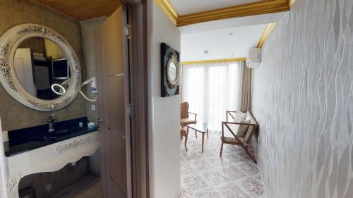 Deluxe Suite with Sea View image 5