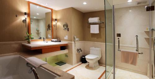 Jinling Plaza Changzhou Jinling Plaza Changzhou is conveniently located in the popular Xinbei area. Featuring a satisfying list of amenities, guests will find their stay at the property a comfortable one. Service-minded staf