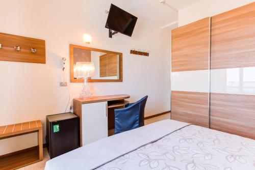 1 double bed, 2 bunk beds