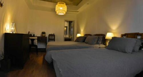 1 king bed, 1 twin bed
