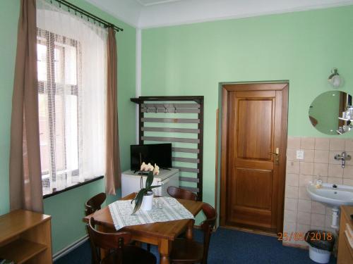 4 twin beds