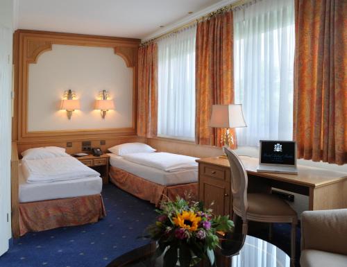 Standard Twin Room image 4