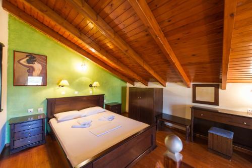 1 queen bed, 1 sofa bed