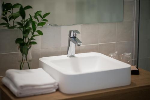 Best Western Le Bois De La Marche Room Type - Standard Room with One Double Bed and One Single Bed - Non-Smoking