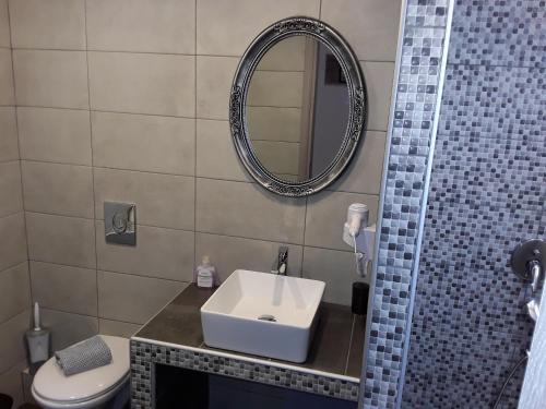Azalea Hotel – Kamari, UT