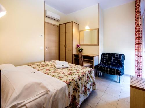 1 queen bed, 2 sofa beds