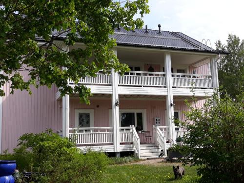 Garden, Wanha Neuvola Guesthouse & Apartment in Pieksämäki