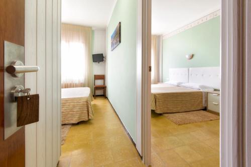 1 double bed, 2 twin beds