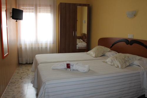 2 twin beds