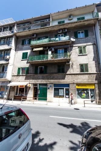 Spacious Apartment Center - image 3