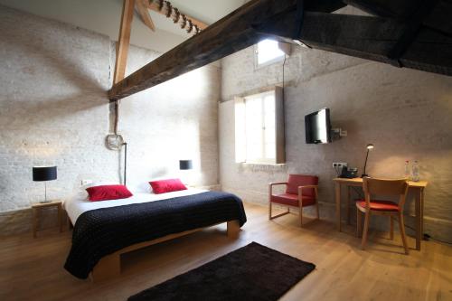 1 queen bed, 2 twin beds