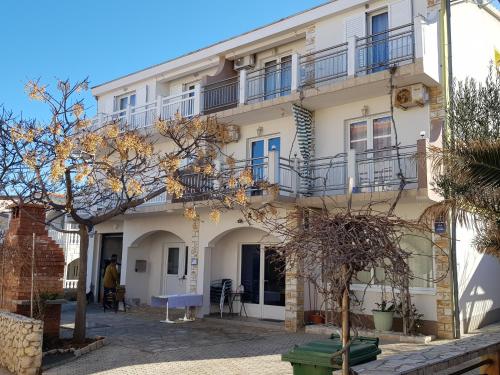  Apartmani Veronika, Ferienwohnung in Vir