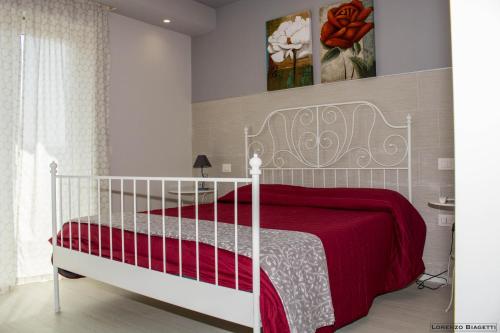 1 queen bed, 1 twin bed