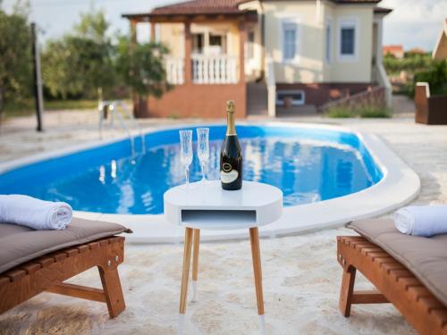  Romantic Villa OLIVE with pool in Poličnik