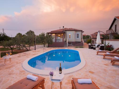  Romantic Villa OLIVE with pool in Poličnik