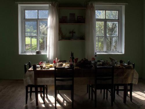 Ēdiens un dzērieni, Peak Mazeri Guest House in Mazeri
