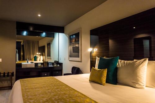 Kabah Boutique Hotel Kabah Boutique Hotel is conveniently located in the popular Cancun Downtown area. The property offers a wide range of amenities and perks to ensure you have a great time. Service-minded staff will wel