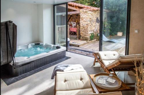 La Maison Arouet in St Loup Lamaire