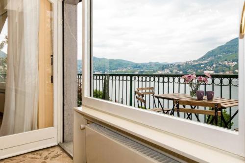  ALTIDO Apt with Amazing view on Lake Como and Parking, Pension in Blevio