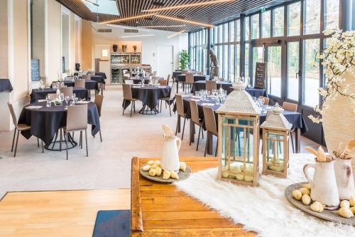 餐廳, Hotel Château de la Barbinière (Hotel Chateau de la Barbiniere) in 塞夫勒河畔聖洛朗