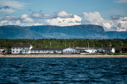 strand, Shallow Bay Motel & Cabins Conference Centre in Cow Head Harbour (NL)