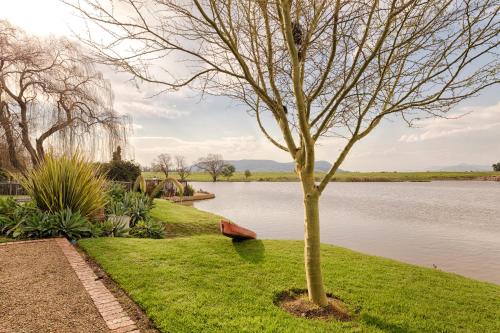 Waterside on Le Bonheur