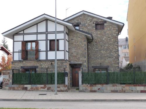 Casa con jardin frente ciudadela