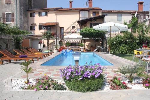 Family friendly apartments with a swimming pool Vodnjan Fazana - 14159