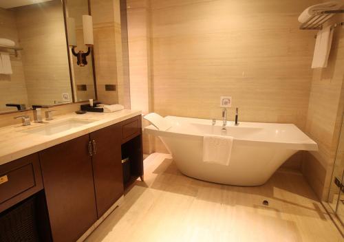 Deluxe King Room image 8