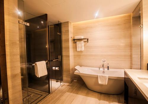 Deluxe King Room image 9