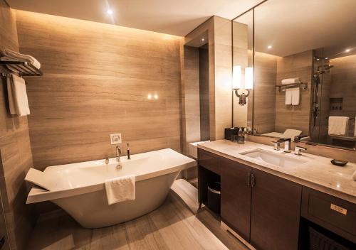 Deluxe King Room image 10